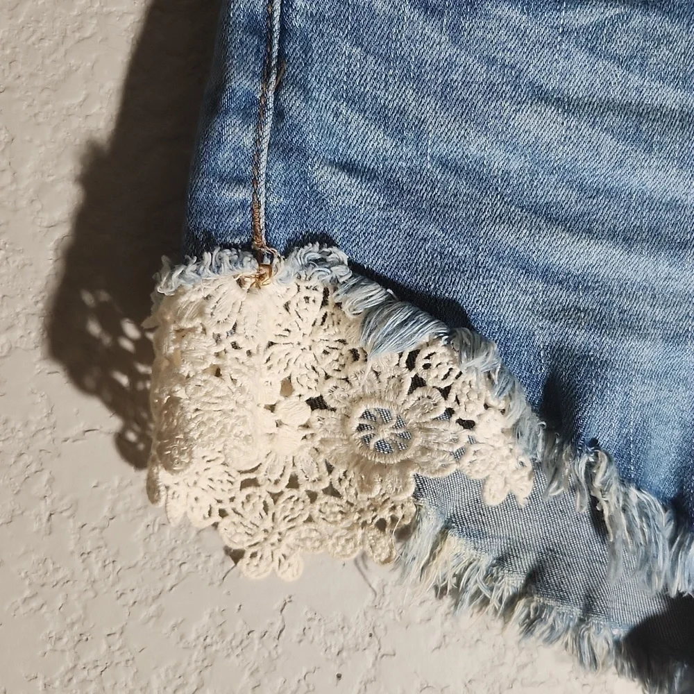 Mossimo shorts womens lace crochet denim size 2 / 26 stretch high rise